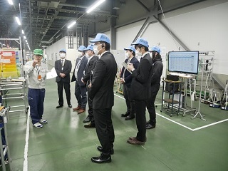 青森県内の企業の18名の皆様が工場見学に来社されました。