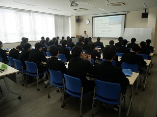 岩手県立黒沢尻工業高等学校の電子機械科2年生